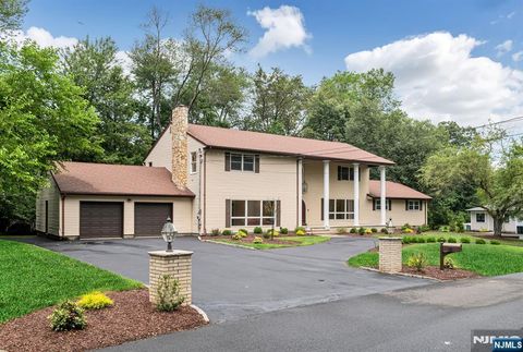 Photo of 39 Edgewood Avenue, Wyckoff, NJ 07481 (MLS # 25033035)