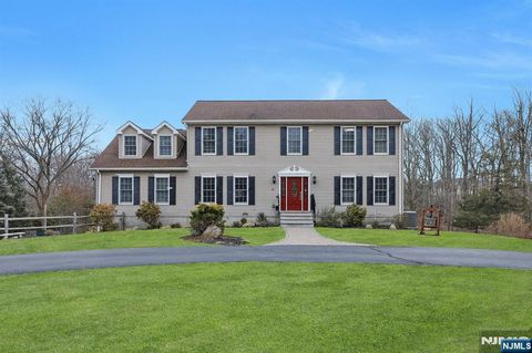 27 Peterson Place, Mahwah, NJ 07430 - MLS#: 25007703