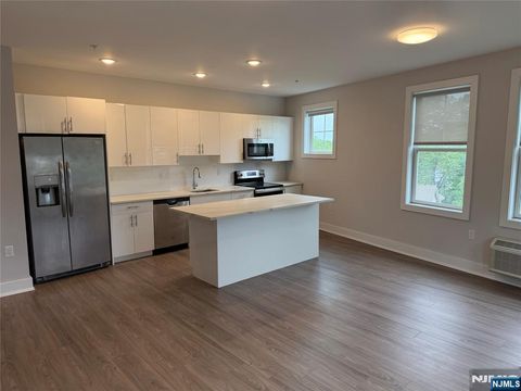 Photo of 1685 Bergen BLVD #414, Fort Lee, NJ 07024 (MLS # 26018470)