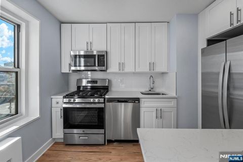 Photo of 2195 North #4C, Fort Lee, NJ 07024 (MLS # 25037581)