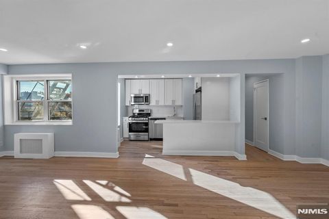 Photo of 2195 North #4C, Fort Lee, NJ 07024 (MLS # 25037581)