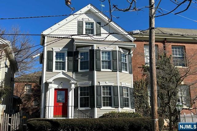 11 Montague Pl 2, Montclair, New Jersey - 2 Bedrooms  
2 Bathrooms  
5 Rooms - 