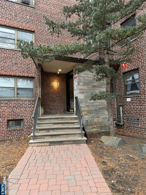 Photo of 3041 Edwin Ave #5-E, Fort Lee, NJ 07024 (MLS # 26002570)
