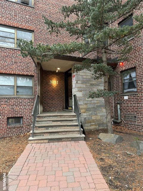 Photo of 3041 Edwin Ave #5-E, Fort Lee, NJ 07024 (MLS # 26002570)