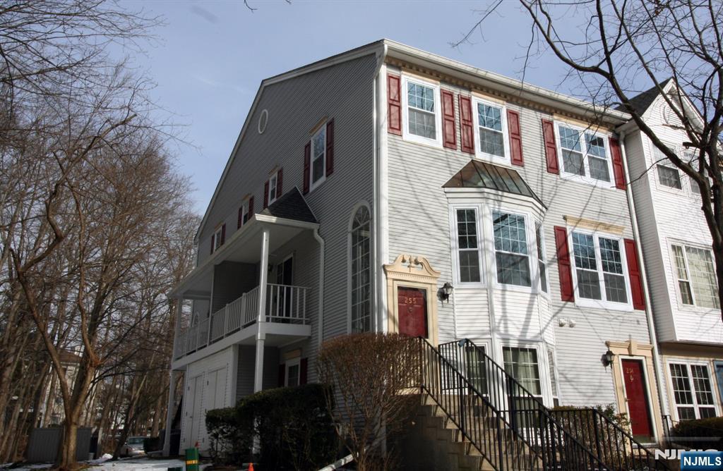 Rental Property at 255 Larch, Mahwah, New Jersey - Bedrooms: 2 
Bathrooms: 3 
Rooms: 5  - $3,100 MO.