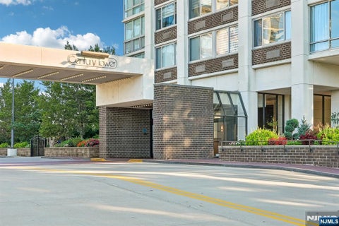 Photo of 1600 Parker Avenue #16/17F, Fort Lee, NJ 07024 (MLS # 26034392)