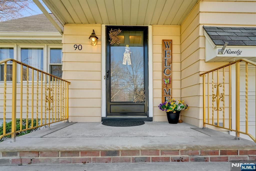 Photo of 90 Arnot Place, Paramus, NJ 07652 (MLS # 26012316)