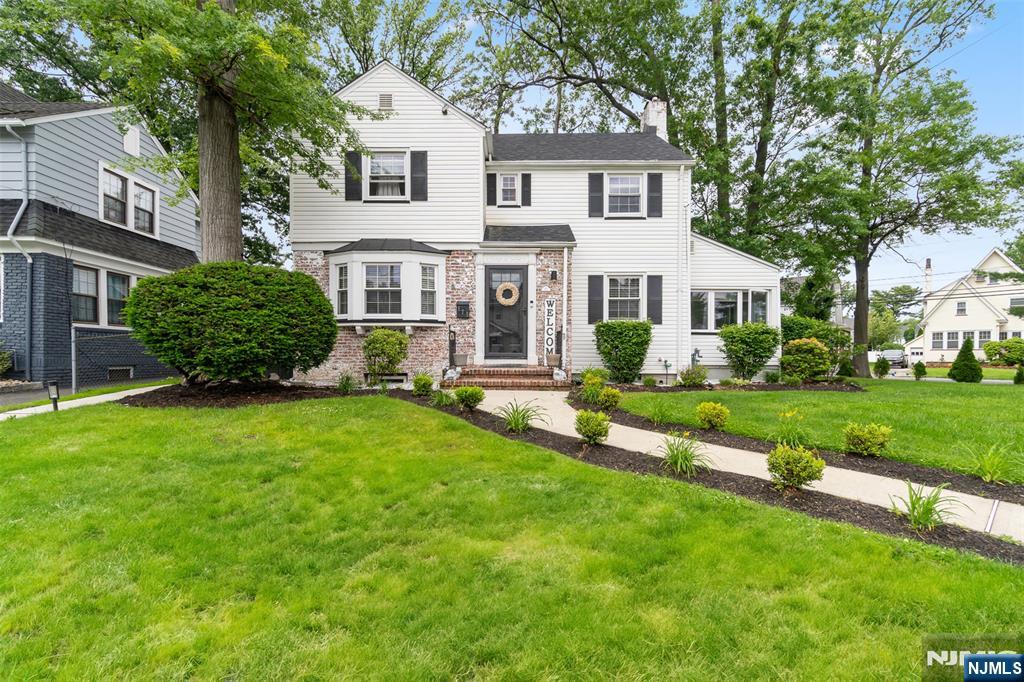 575 Grant Avenue, Roselle Park, New Jersey - 4 Bedrooms  
3.5 Bathrooms  
10 Rooms - 