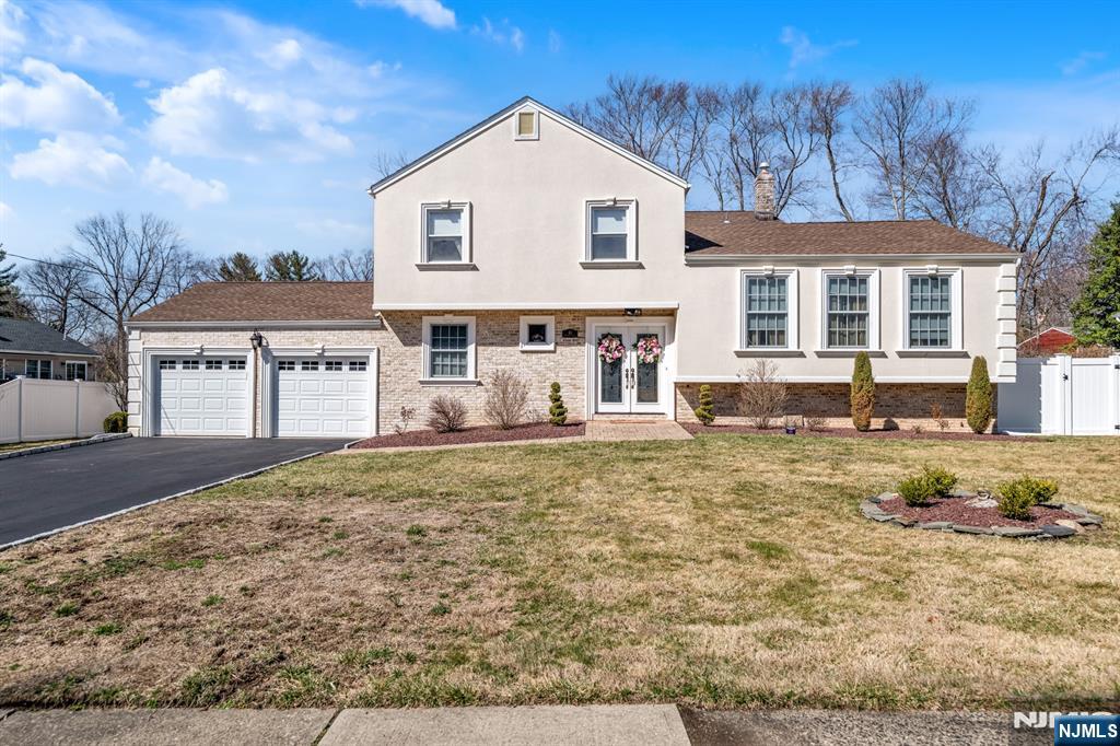 40 Monterey Drive, Wayne, New Jersey - 4 Bedrooms  
3 Bathrooms  
10 Rooms - 