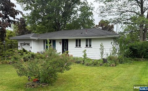 Photo of 160 Hayes Avenue, Clark, NJ 07066 (MLS # 26019041)