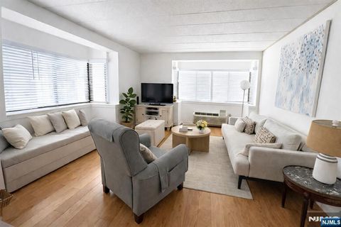 Photo of 5 LINDEN St #2E, Hackensack, NJ 07601 (MLS # 26007545)