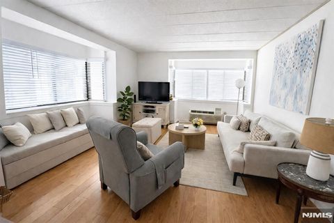 Photo of 5 LINDEN St #2E, Hackensack, NJ 07601 (MLS # 26007545)