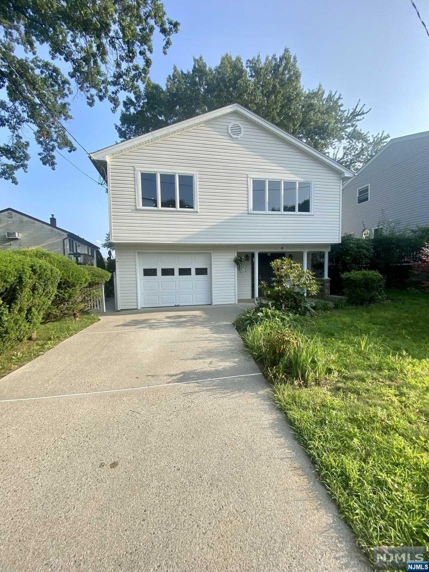 WELCOME TO THIS BEAUTIFUL BI LEVEL MOVE IN READY HOME! 4 BEDROOMS, 2 BATHS. STEP OUT OF YOUR FAMILY ROOM SLIDERS ONTO NEW PATIO OVERLOOKING RIPPLING LAKE WATERS! INSIDE... ENJOY HW FLOORS. BEAUTIFUL KITCHEN WITH SS AND GRANITE... DEN OR OFFICE ...AND LARGE OPEN FLOOR PLAN! ADD TO THAT CENTRAL AIR. A PULL-DOWN ATTIC! STEPS FROM THE NEW TOWN CENTRE, BUS TO MANHATTAN, BEACH WITH PLAYGROUND AND BASKETBALL COURT! VACATION ALL YEAR LONG. SWIIMMING POOL IN THE BACK YARD. NON-FLOOD AREA. HOME IS VACANT, THIS HOME WILL NOT LAST! Agent Remarks: PLEASE TEXT LISTING AGENT TO SET UP A SHOWING