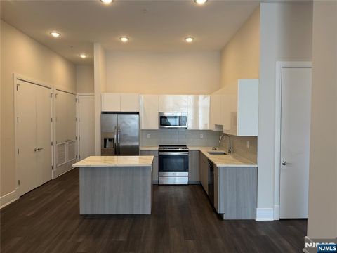 Photo of 470 Main St #301, Fort Lee, NJ 07024 (MLS # 26007091)