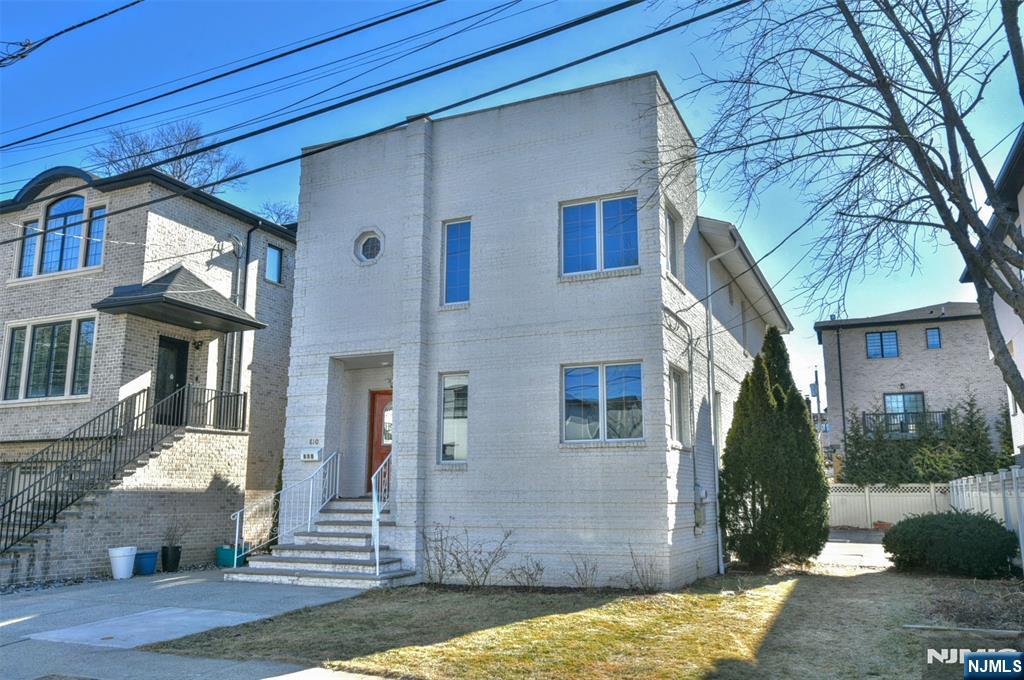 Property for Sale at 810 Jassamine Way, Fort Lee, New Jersey - Bedrooms: 4 
Bathrooms: 4 
Rooms: 7  - $1,125,000