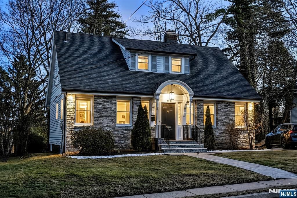 Photo of 555 Lincoln Avenue, Glen Rock, NJ 07452 (MLS # 25043739)