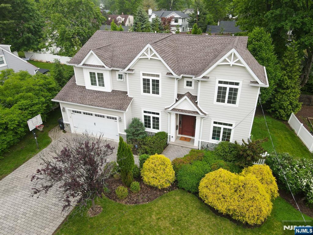 15 Woodland Rd, Cresskill, New Jersey - 6 Bedrooms  
5 Bathrooms  
11 Rooms - 
