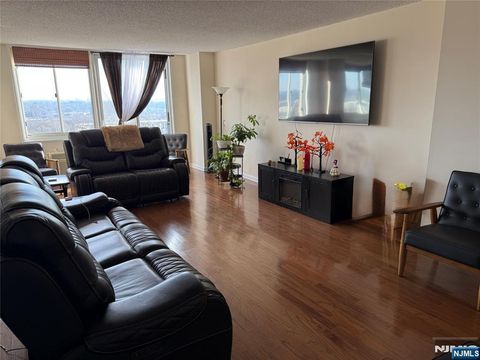 Photo of 160 Overlook Ave #11A, Hackensack, NJ 07601 (MLS # 25043721)