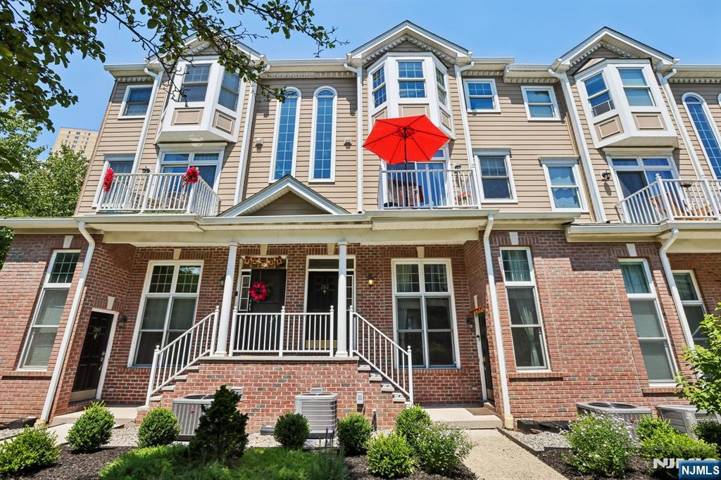282 Roslyn Court 282X