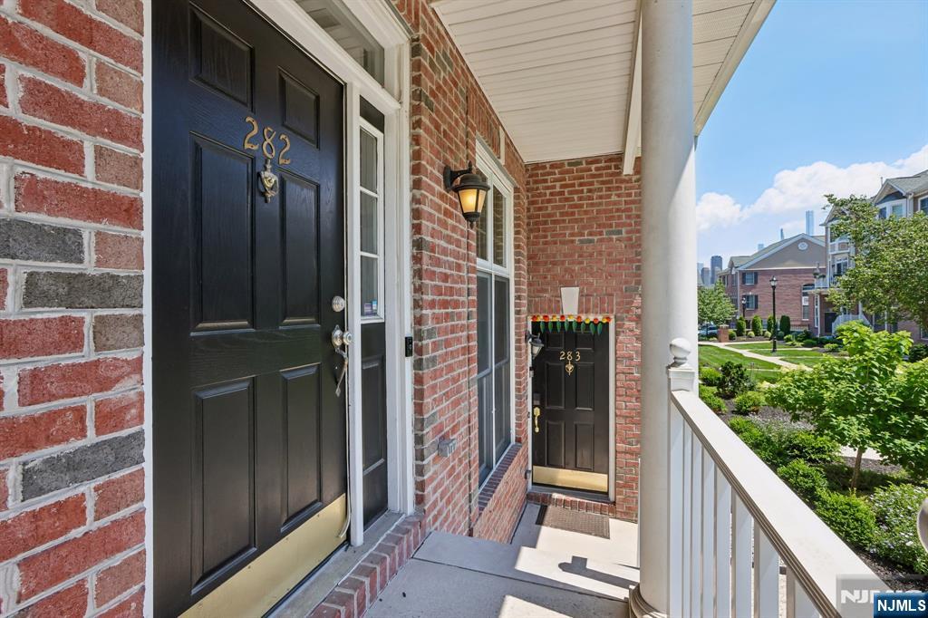 282 Roslyn Court 282X