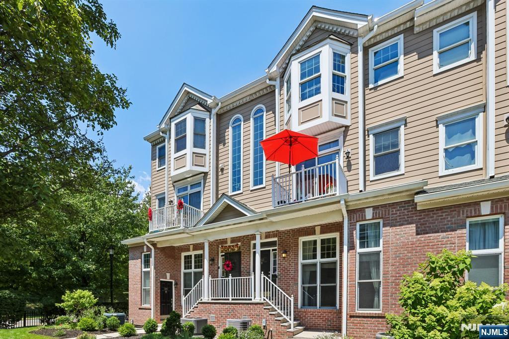 282 Roslyn Court 282X