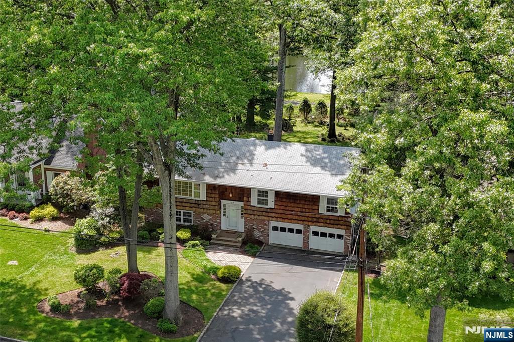 169 Canterbury Drive, Ramsey, New Jersey - 4 Bedrooms  
3 Bathrooms  
8 Rooms - 
