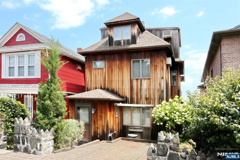 Photo of 5 Beverly Pl, Edgewater, NJ 07020 (MLS # 25043852)