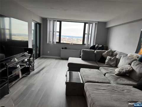 Photo of 250 Gorge Rd #21E, Cliffside Park, NJ 07010 (MLS # 26015070)
