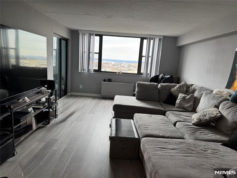 Photo of 250 Gorge Rd #21E, Cliffside Park, NJ 07010 (MLS # 26015070)