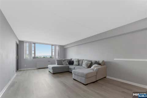 Photo of 250 Gorge Rd #21E, Cliffside Park, NJ 07010 (MLS # 26015070)