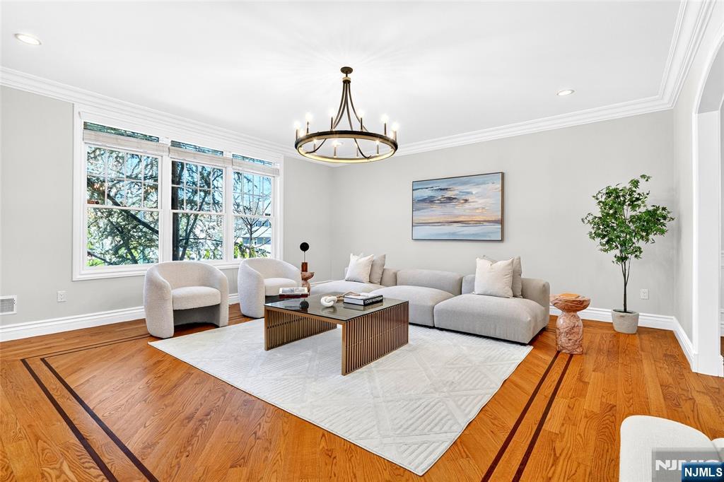 125 E Gramercy Place