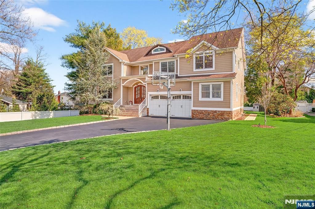 Photo of 125 E Gramercy Place, Glen Rock, NJ 07452 (MLS # 26007024)