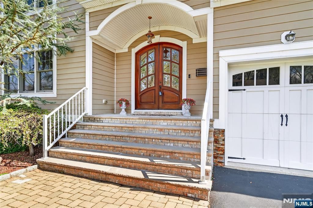 Photo of 125 E Gramercy Place, Glen Rock, NJ 07452 (MLS # 26007024)