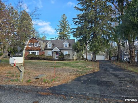 Photo of 37 Nilsen Avenue, Mahwah, NJ 07430 (MLS # 26016628)
