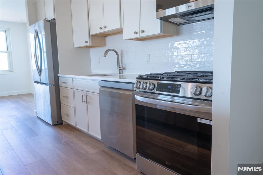 Photo of 555 North Avenue #22R, Fort Lee, NJ 07024 (MLS # 26000687)