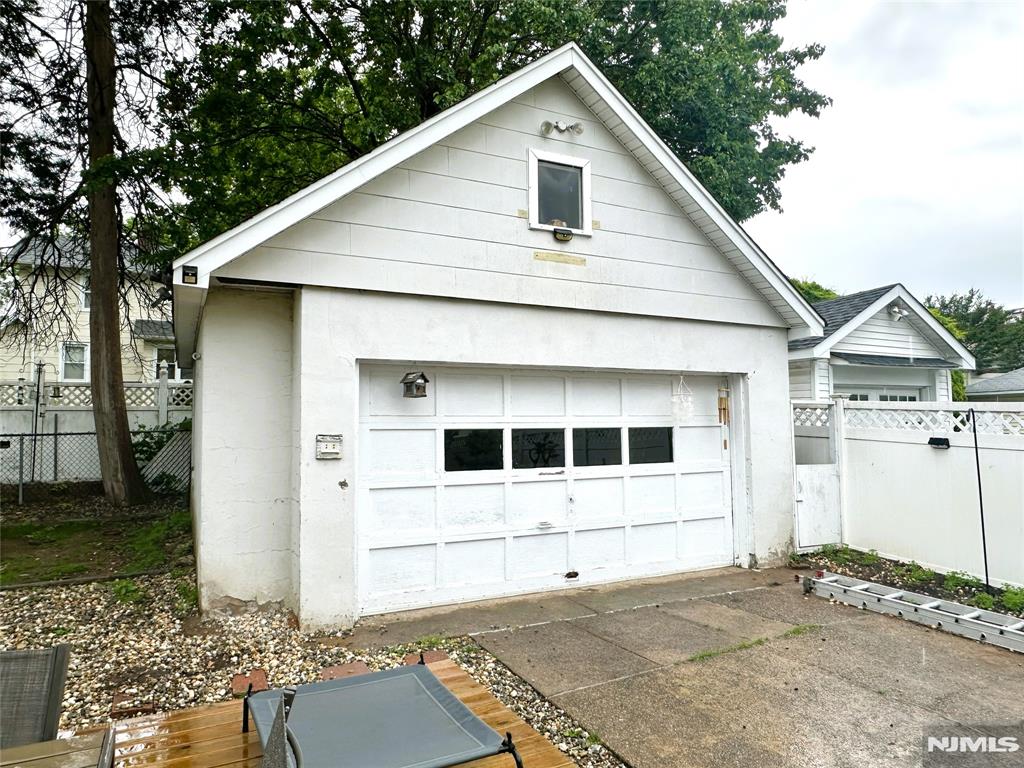 84 Haring Street