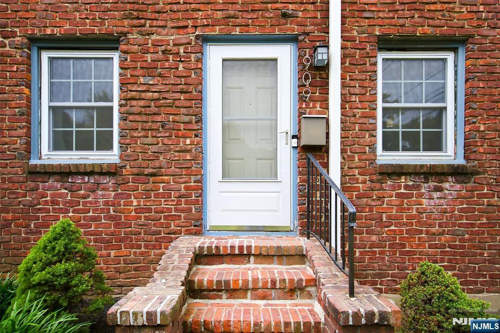 909 River Road 1