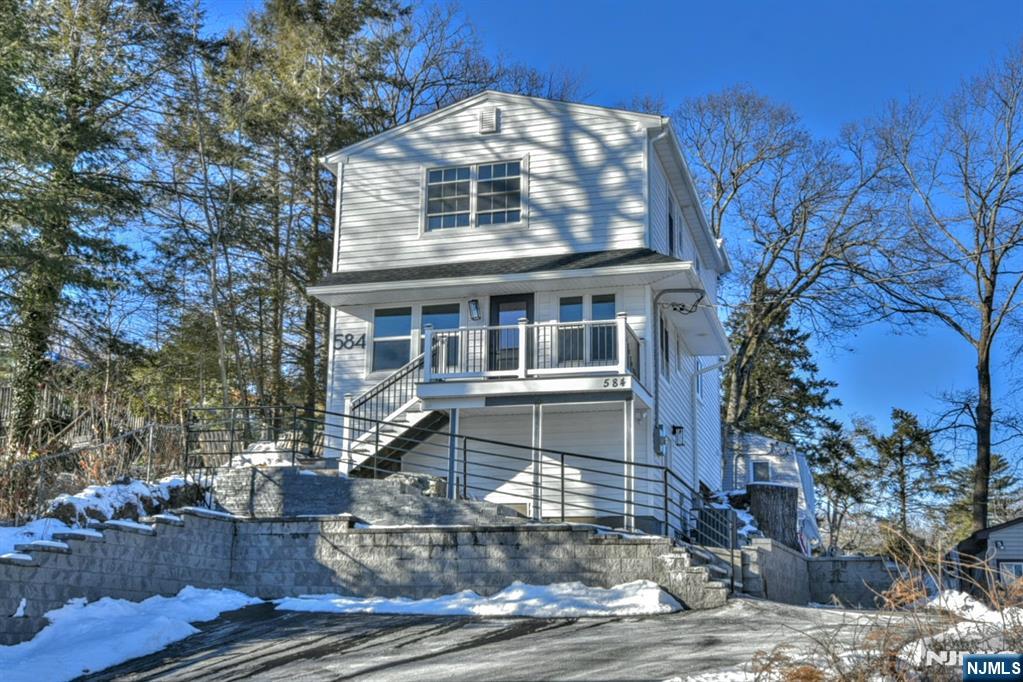 584 N Lake Shore Drive, West Milford, New Jersey - 3 Bedrooms  
3 Bathrooms  
5 Rooms - 