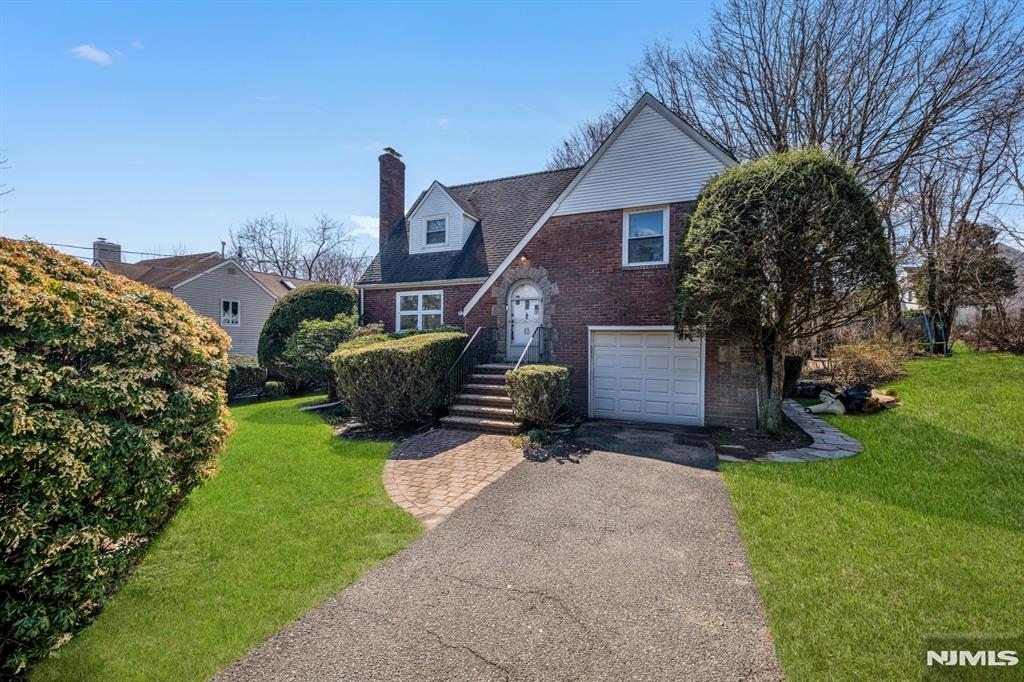 32 Vandelinda Avenue, Teaneck, New Jersey - 4 Bedrooms  
3.5 Bathrooms  
11 Rooms - 