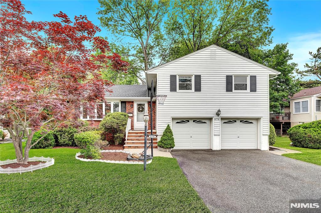 676 Fletcher Avenue, Oradell, New Jersey - 3 Bedrooms  
3 Bathrooms  
7 Rooms - 
