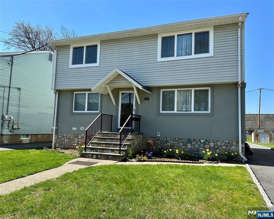 129 Scoles Ave, Clifton, New Jersey - 2 Bedrooms  
1 Bathrooms  
5 Rooms - 
