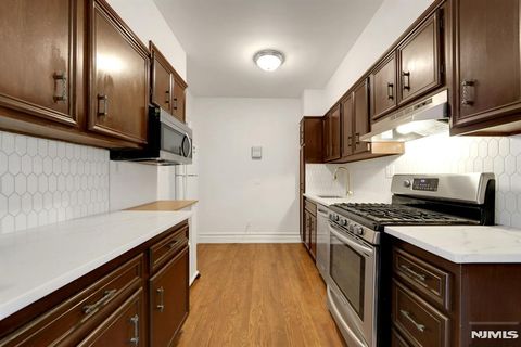 Photo of 100 E Palisade Avenue #A24, Englewood, NJ 07631 (MLS # 26022964)