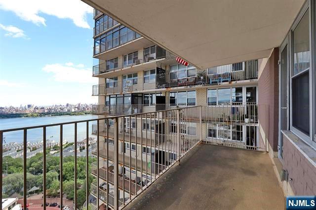 6040 Boulevard East 29N