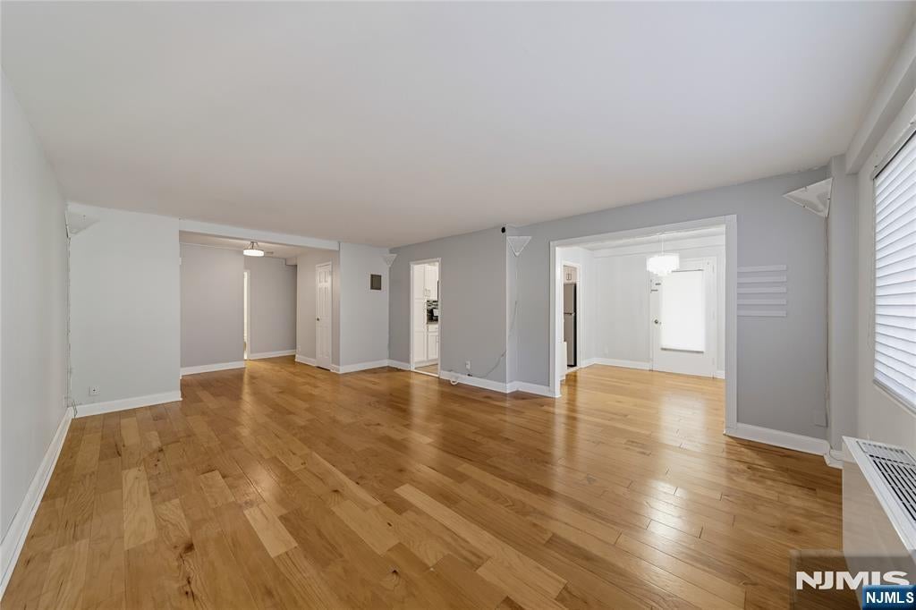 1375 River Road 2L