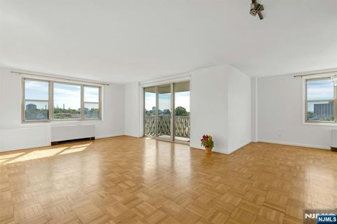Photo of 2000 Linwood Ave #7K, Fort Lee, NJ 07024 (MLS # 25034730)
