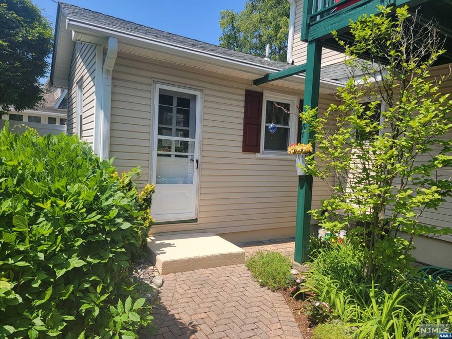 modern 1 room studio with 1 full bath. Includes private entrance with laminating flooring, refrigerator, microwave and 1 window ac unit. 1 parking space, all utilities included. freshly painted and cleaned.