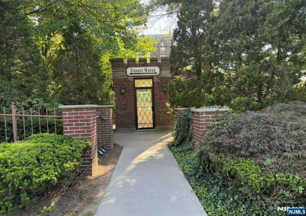 Rental Property at 100 E Palisade Ave A24, Englewood, New Jersey - Bedrooms: 2 
Bathrooms: 1 
Rooms: 5  - $3,200 MO.