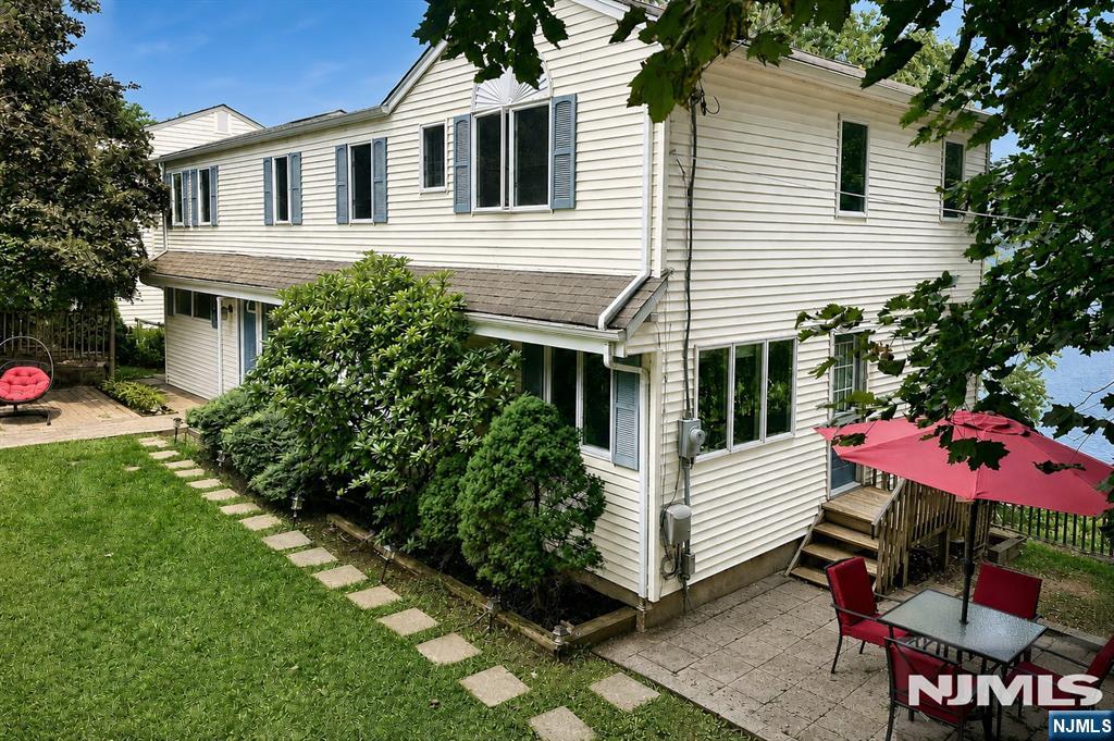 103 W Lake Shore Drive