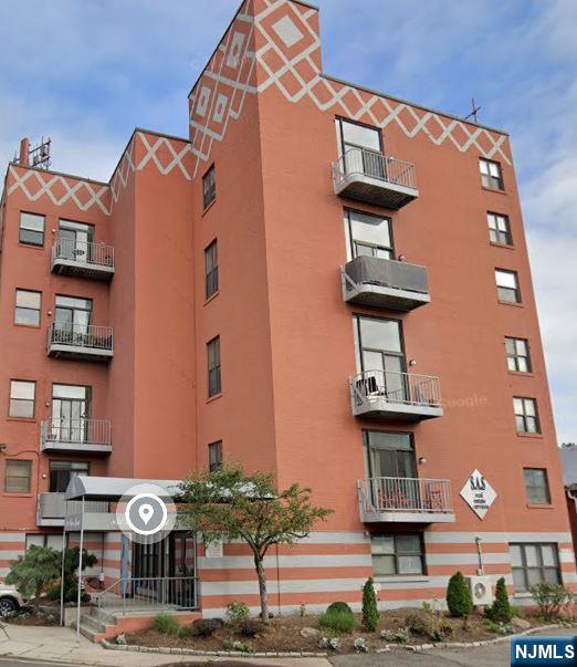 Rental Property at 840 River Rd B5, Edgewater, New Jersey - Bedrooms: 1 
Bathrooms: 2 
Rooms: 6  - $2,675 MO.