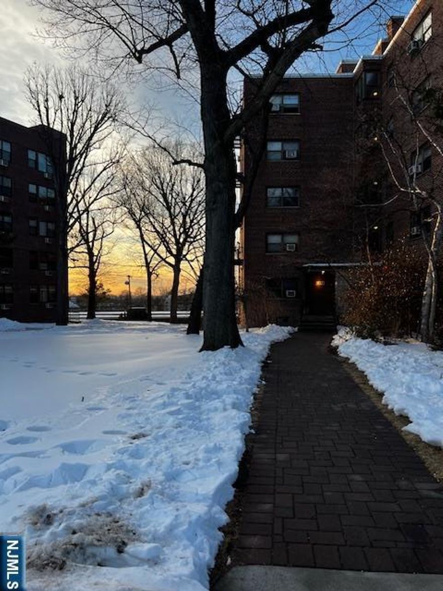 Cozy studio for rent in Linwood Park complex set amid landscaped garden space and, ideally located near shopping, park, restaurants, schools, public transportation and major highways. Features hardwood floors, a private dressing area and granite kitchen countertop. Parking available for an extra fee.